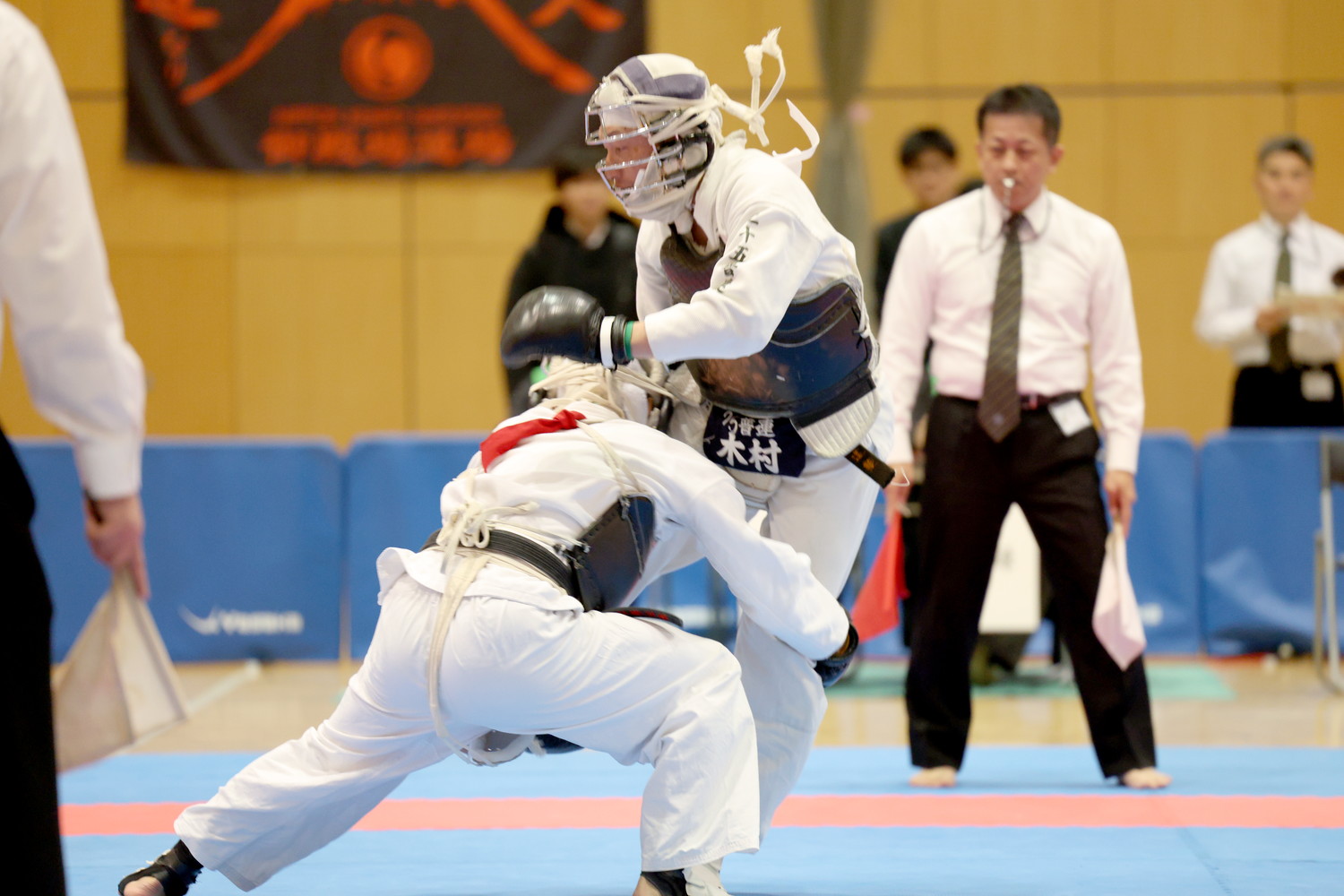 令和6年度 日本拳法・全日本体重別選手権大会 男子73kg未満の部。<br>赤：慶應義塾大学・ソーナインの双手刈。このあと押さえ面突き（一本）<br>撮影：Inno
R52_0272.JPG