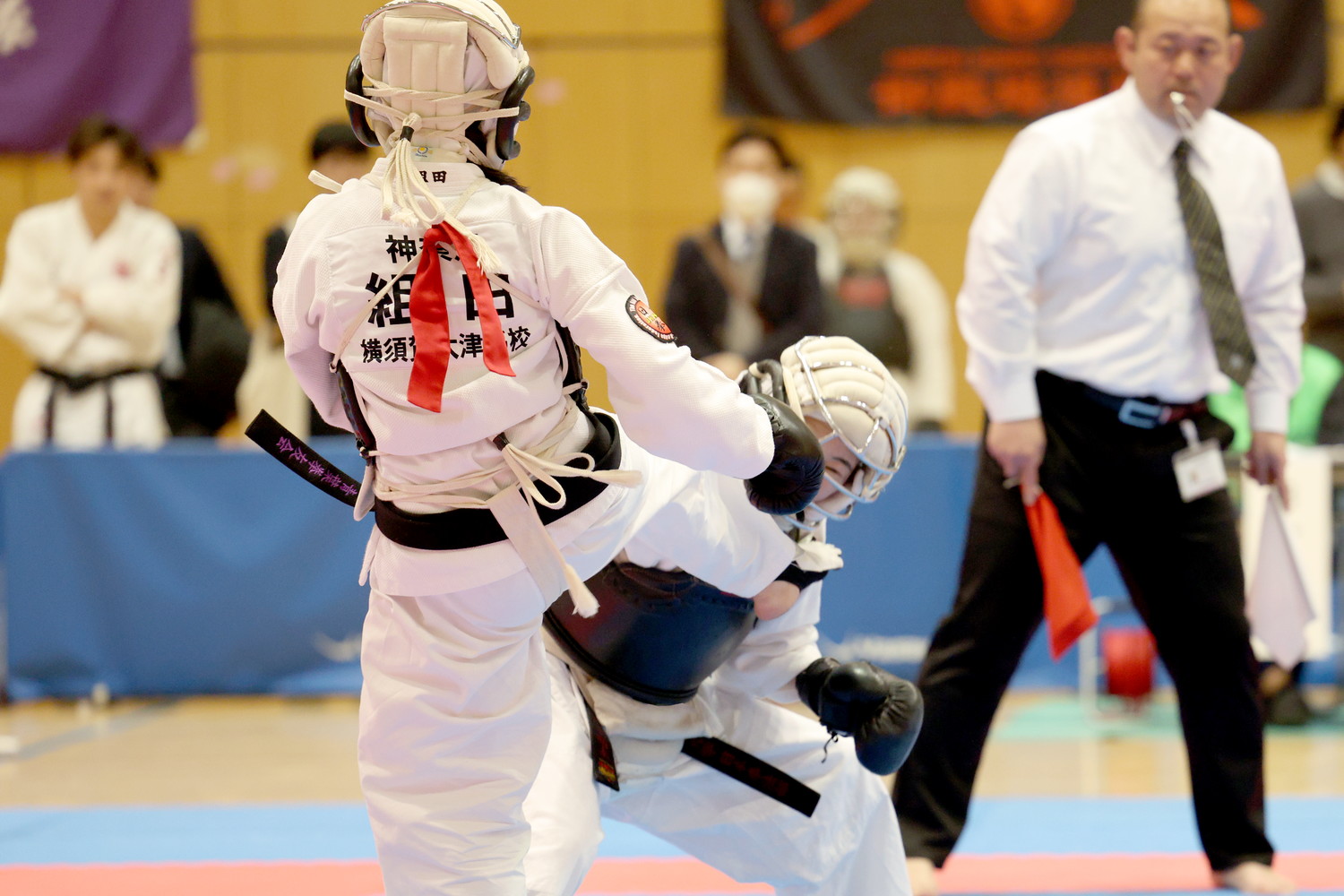 令和6年度 日本拳法・全日本体重別選手権大会 女子52kg未満の部。<br>赤：青葉拳友会・組田の面蹴り（一本）。<br>撮影：Inno
R52_1484.JPG