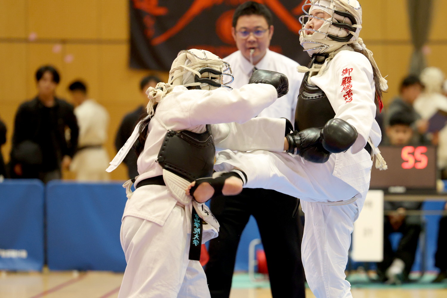 令和6年度 日本拳法・全日本体重別選手権大会 女子63kg以上の部。<br>赤：御殿場西高等学校・田村の胴蹴り（一本）。<br>撮影：Inno
R52_1528.JPG