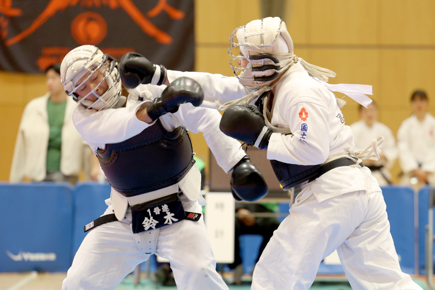 令和6年度 日本拳法・全日本体重別選手権大会 男子81kg以上の部。<br>白：國士舘大学・田村の右面突き（一本）。<br>撮影：Inno
R52_2533.JPG