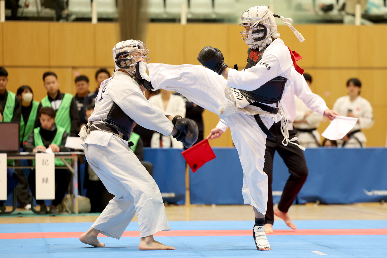 令和6年度 日本拳法・全日本体重別選手権大会 男子73kg未満の部、三位決定戦。<br>赤：慶應義塾大学・ソーナインの面蹴り（一本）。<br>撮影：Inno
R52_2804.JPG