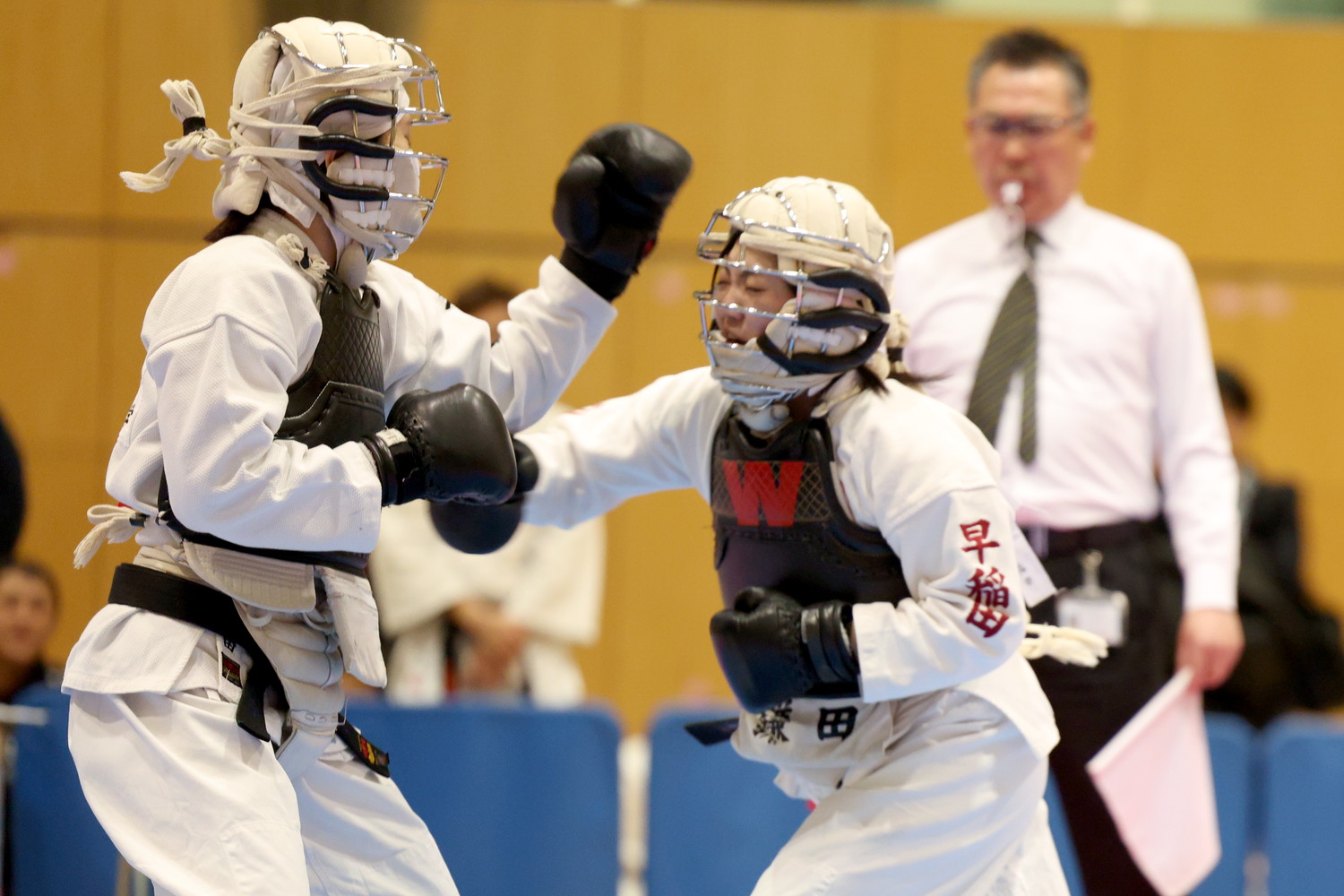 令和6年度 日本拳法・全日本体重別選手権大会 女子63kg以上の部、三位決定戦。<br>早稲田大学・鎌田の右胴突き（一本）。<br>撮影：Inno
R52_3209.JPG