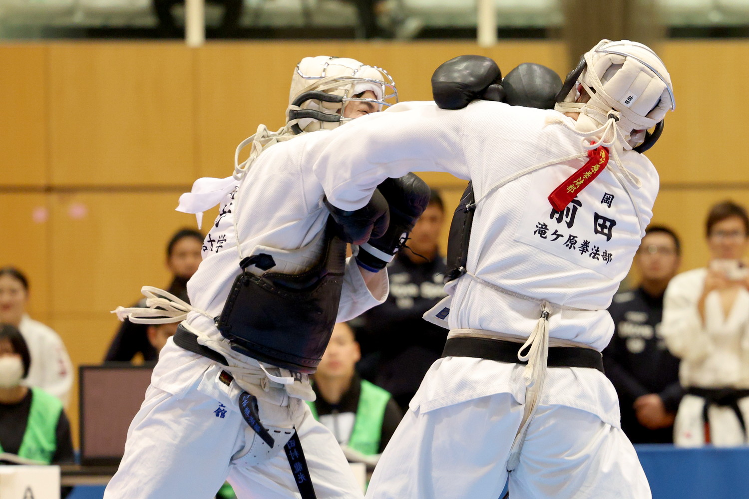令和6年度 日本拳法・全日本体重別選手権大会 男子81kg以上の部、決勝戦。<br>白：国士舘大学・田村の右突き（一本）。<br>撮影：Inno
R52_3375.JPG