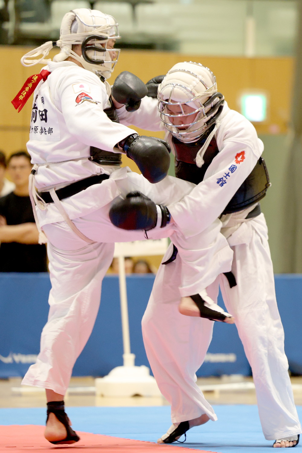 令和6年度 日本拳法・全日本体重別選手権大会 男子81kg以上の部、決勝戦。<br>赤：陸自滝ヶ原／滝ヶ原拳法部・前田のヒザ蹴り（一本）。<br>撮影：Inno
R52_3406.JPG