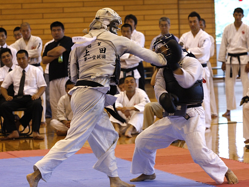 日本拳法全国選抜社会人選手権大会 赤：第一普通科連隊A・境vs第一空挺団A・上田　2勝2敗の同点で迎えた大将戦は、1対1のまま引き分けとなるかに見えた。しかし残り時間わずか1秒で、上田の面突きが決まる（一本）。
_MG_0514.JPG